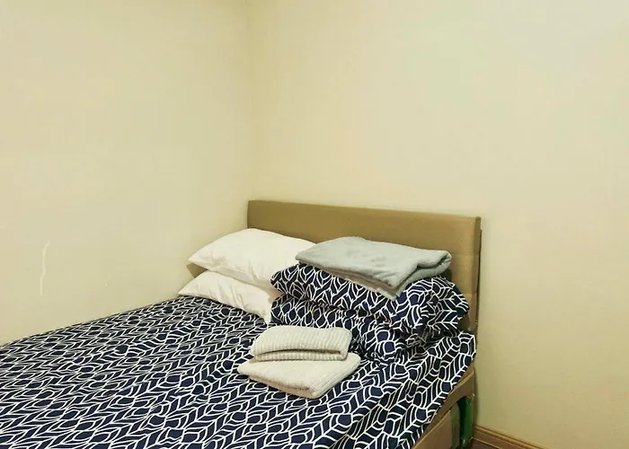 Chic Getaway Near Airport *