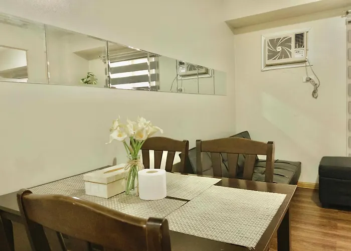 Chic Getaway Near Airport *
