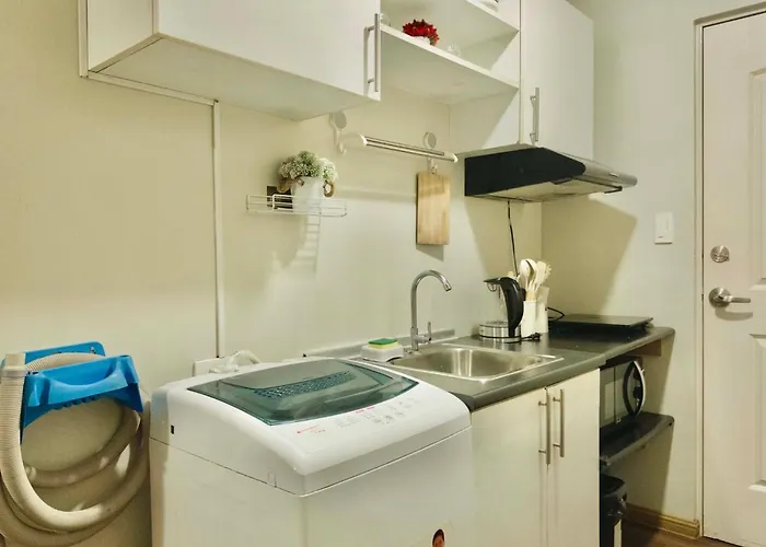 Chic Getaway Near Airport Apartamento